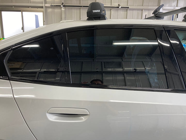 令和7年BMW5シリーズセダンのカーフィルム施工後の右後ろドアガラス
